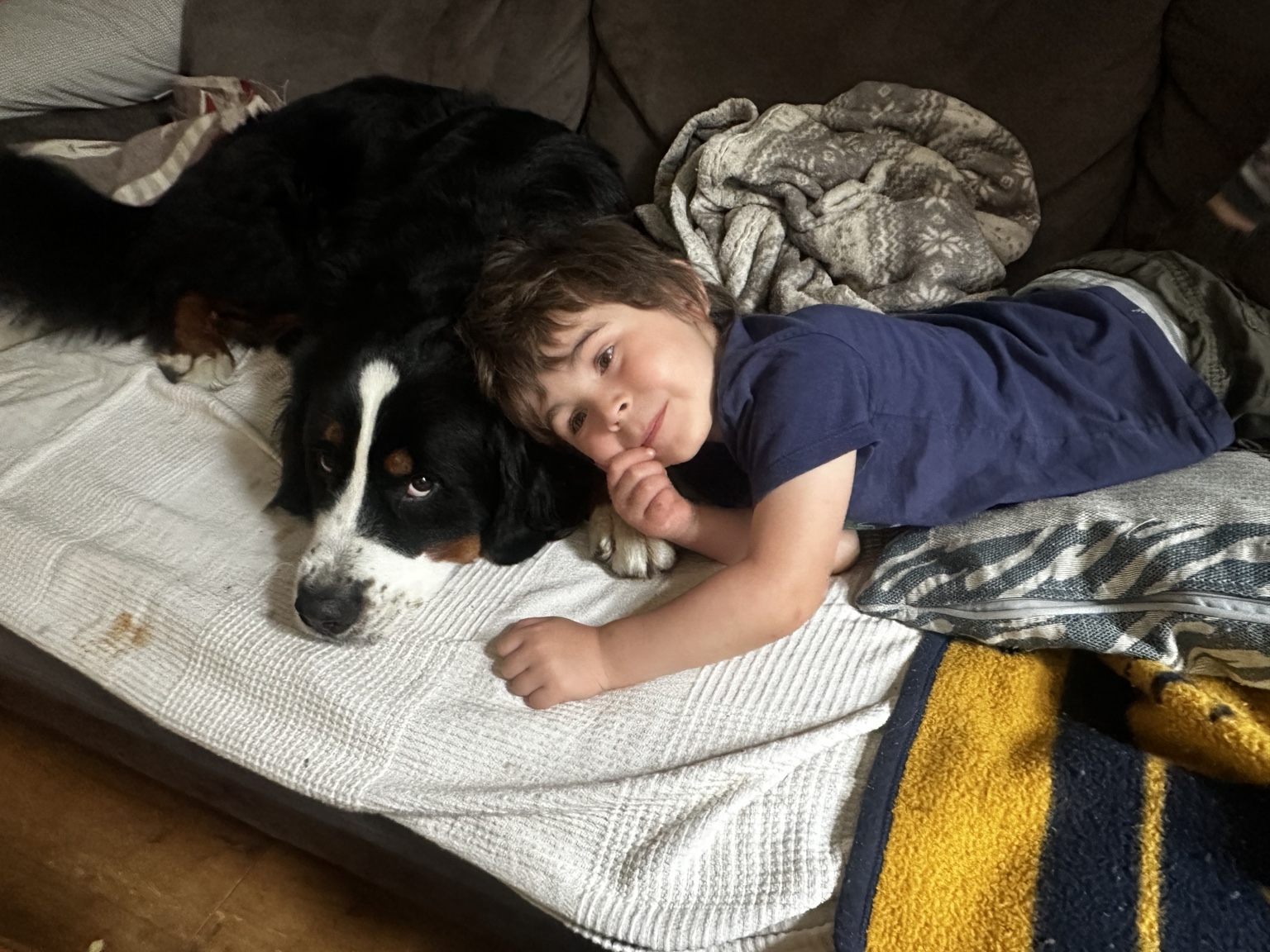 Bruno entspannt im Familienalltag